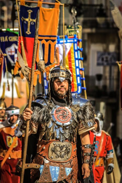 La procesión de la reliquia es uno de los actos que más agradan a los alcoyanos en el día dedicado al patrón San Jorge.