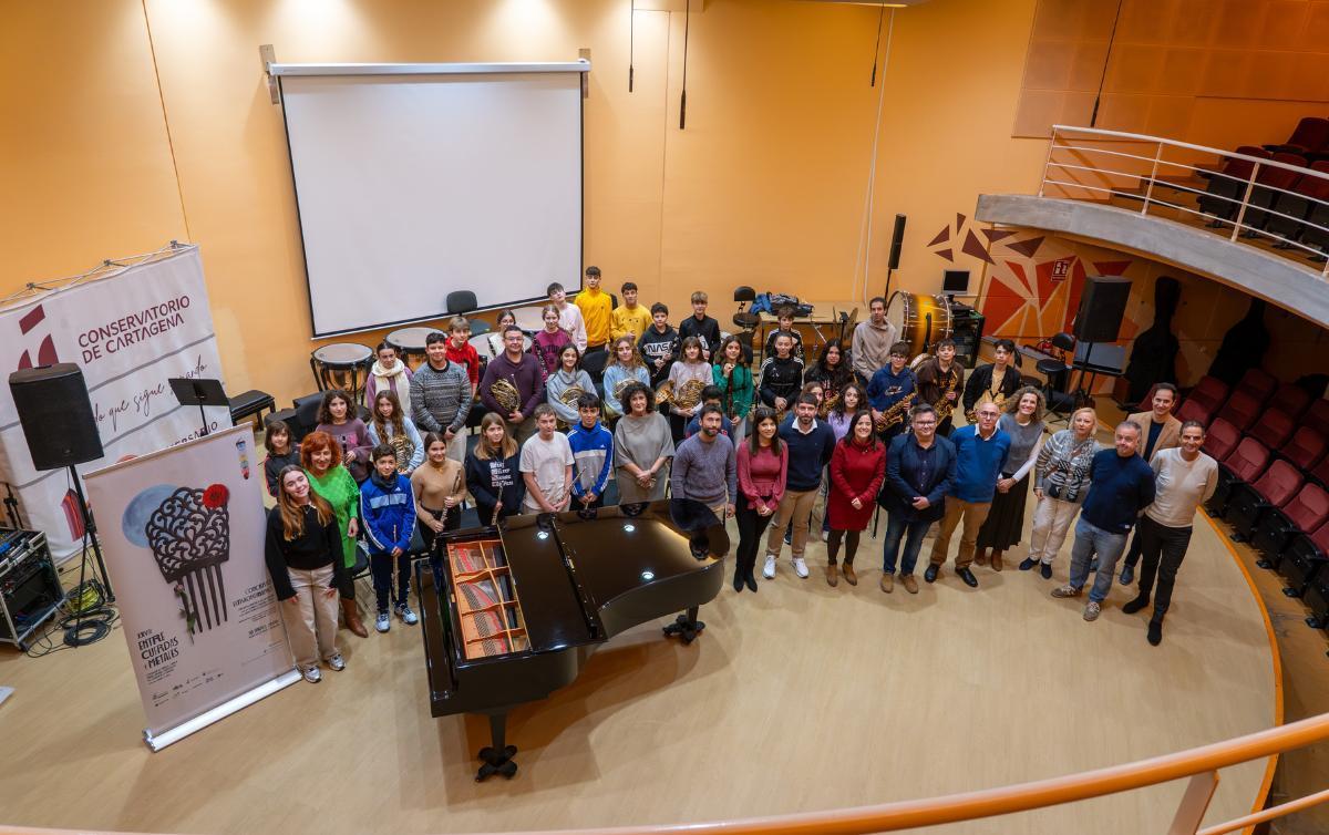 Fotografía de familia durante la presentación este mes.