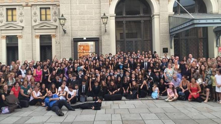 Los músicos alicantinos junto a familiares ayer en Viena.