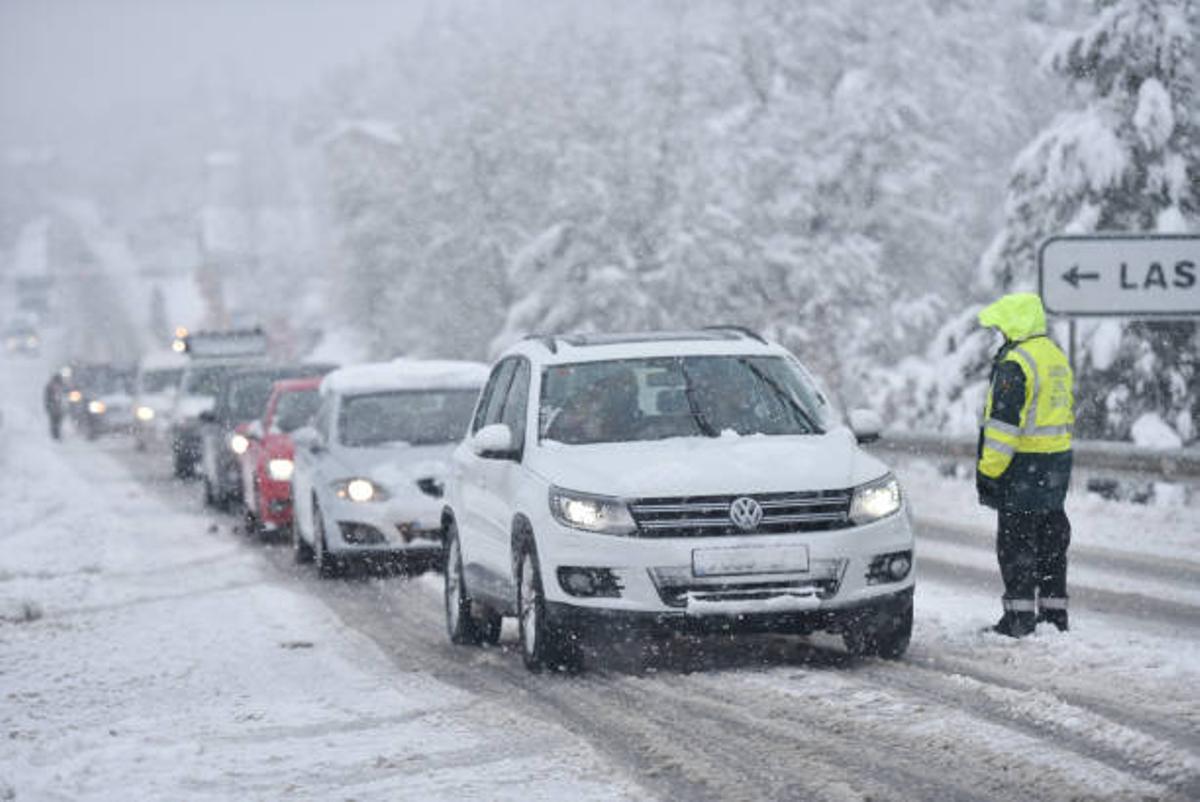 Coches parados por la nieve