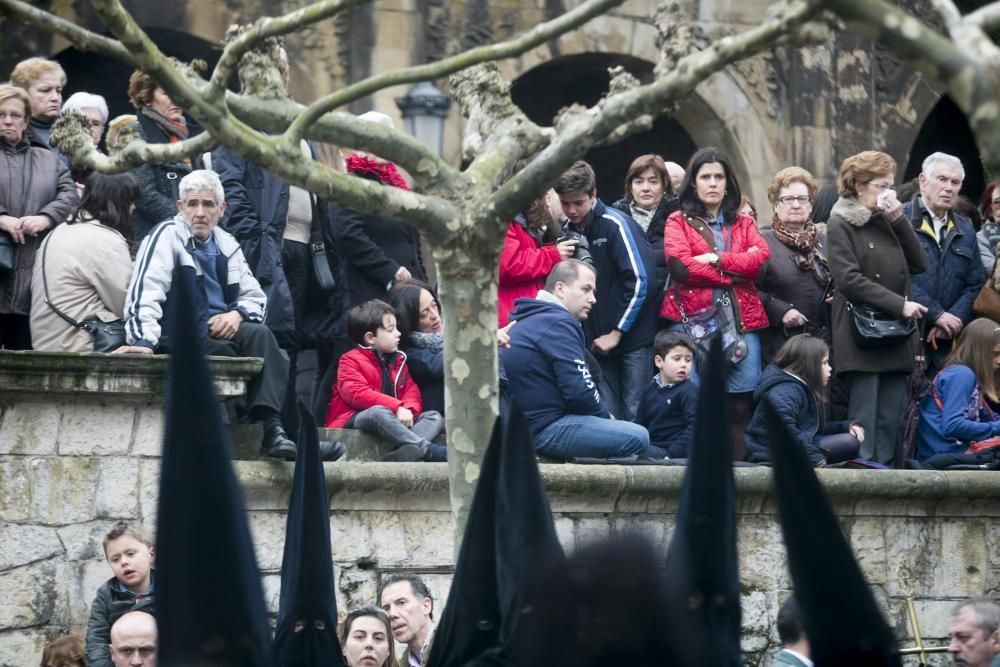 Desenclavo y procesión del Santo Entierro en Avillés