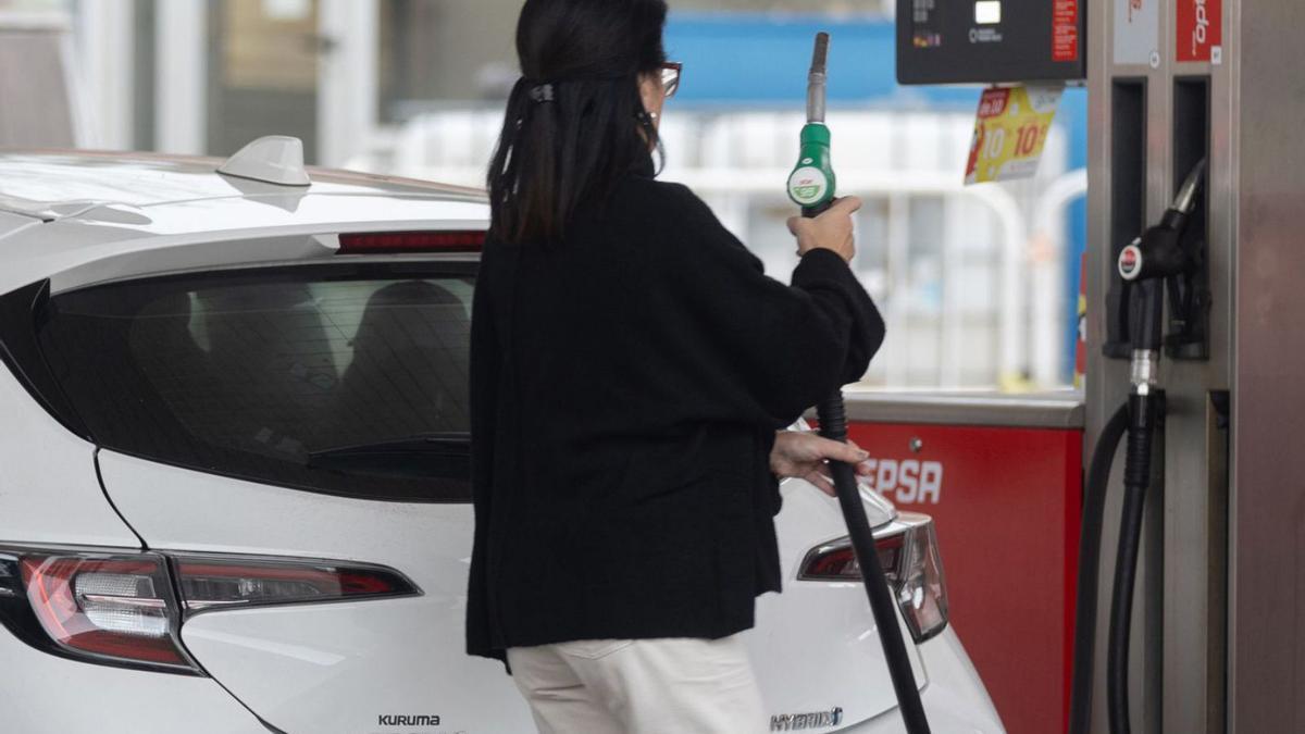 Los conductores con vehículos de combustión afrontan la temporada estival con precios de finales de 2021.