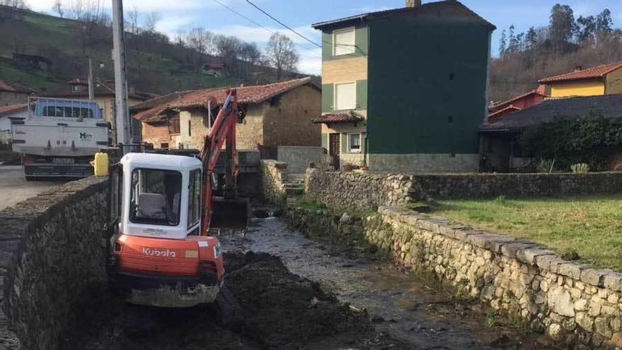 Trabajos de limpieza en el río Umandi .