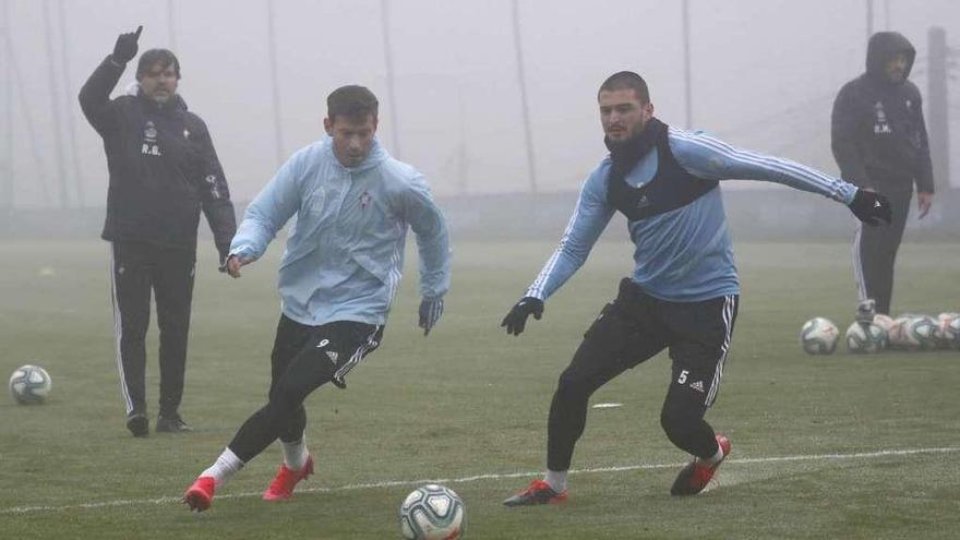 Smolov intenta superar a Okay, con Roger García dando instrucciones, en el entrenamiento de ayer. // Jose Lores