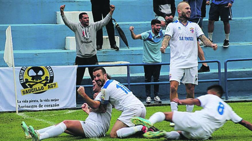 os jugadores del Tenisca festejan un gol.