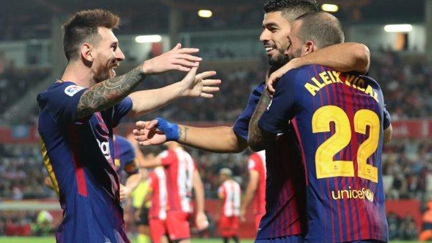 Leo Messi, Luis Suárez i Aleix Vidal s&#039;abracen per celebrar el tercer gol del Barça anit a l&#039;estadi de Montilivi