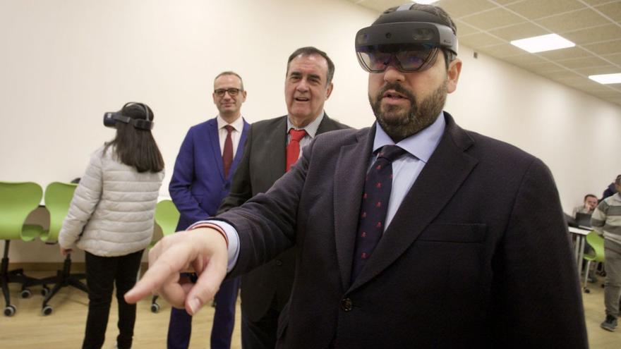 El presidente López Miras, ayer, prueba unas gafas de realidad virtual en el CIFP de Murcia. | JUAN CARLOS CAVAL