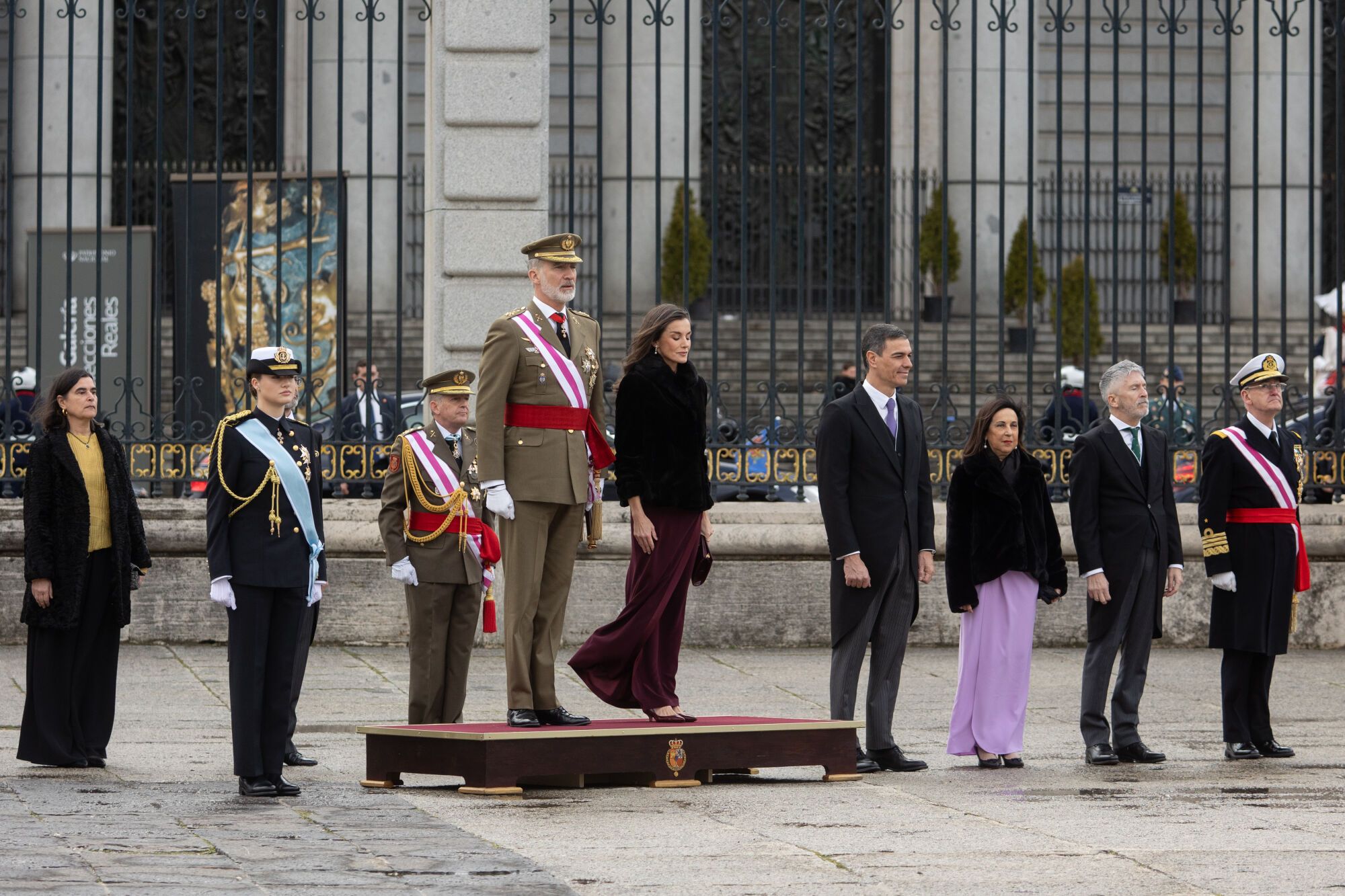 La princesa Leonor, el Rey Felipe VI, la Reina Letizia, el presidente del Gobierno, Pedro Sánchez, la ministra de Defensa, Margarita Robles, y el ministro de Interior Fernando Grande-Marlaska, durante la Pascua Militar, en el Palacio Real, a 6 de enero de 2025, en Madrid (España). La Pascua Militar es una ceremonia que celebra la recuperación de la localidad menorquina de Mahón el 6 de enero de 1782, que se encontraba en poder de los ingleses, durante la cual se realiza un balance de las vicisitudes del año anterior y se marcan las líneas de acción que se desarrollarán en el siguiente. Durante el acto, se rinden honores mediante el himno nacional y una salva de 21 cañonazos, y el Rey Felipe VI pasa revista. Posteriormente, se realiza la imposición de condecoraciones militares a aquellos civiles y miembros de las Fuerzas Armadas que se han hecho acreedores de ellas durante el año vencido. 06 ENERO 2025 Alejandro Martínez Vélez / Europa Press 06/01/2025. Alejandro Martínez Vélez;