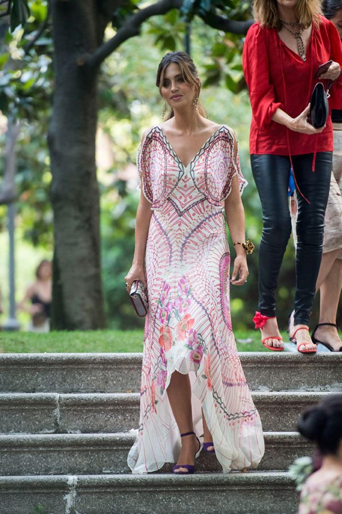 Sara Carbonero con look de fiesta de verano: vestido de corte asimétrico de Temperley London