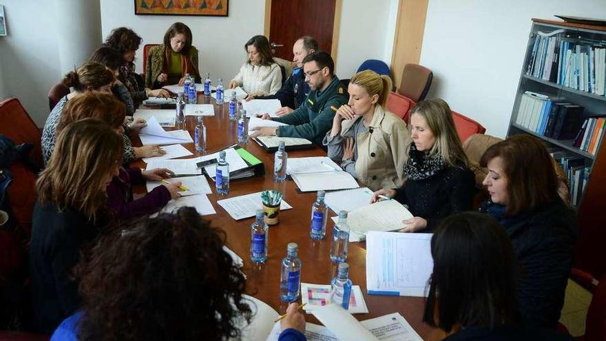 López Abella, Belén Liste, María Ortega y la regidora en la reunión con técnicos y fuerzas de seguridad. // G.N.