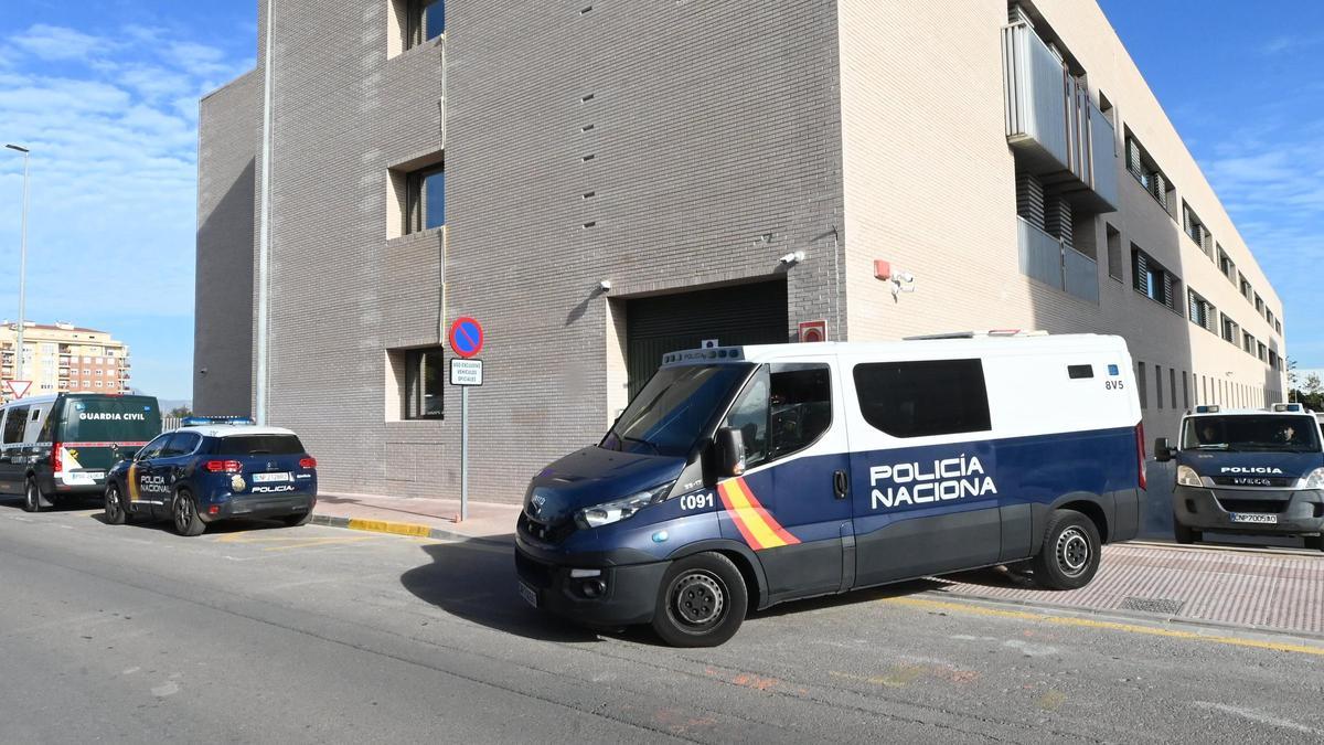 Furgones de la Policía Nacional salen de los calabozos en una imagen de archivo.