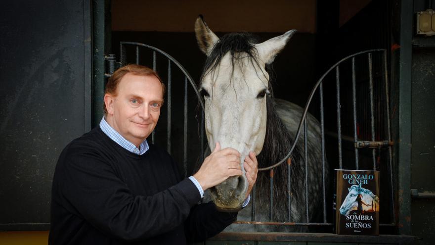 El escritor y veterinario Gonzalo Giner, en las Veladas Literarias de Maestral