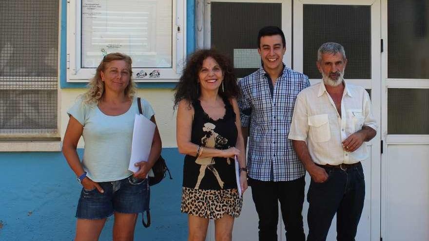 Representantes del Ayuntamiento y de la asociación de vecinos, antes de la reunión.