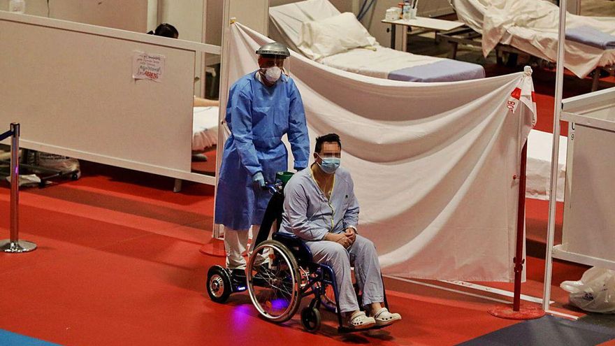 Un paciente, ayer, en el hospital de campaña del IFEMA, en Madrid.