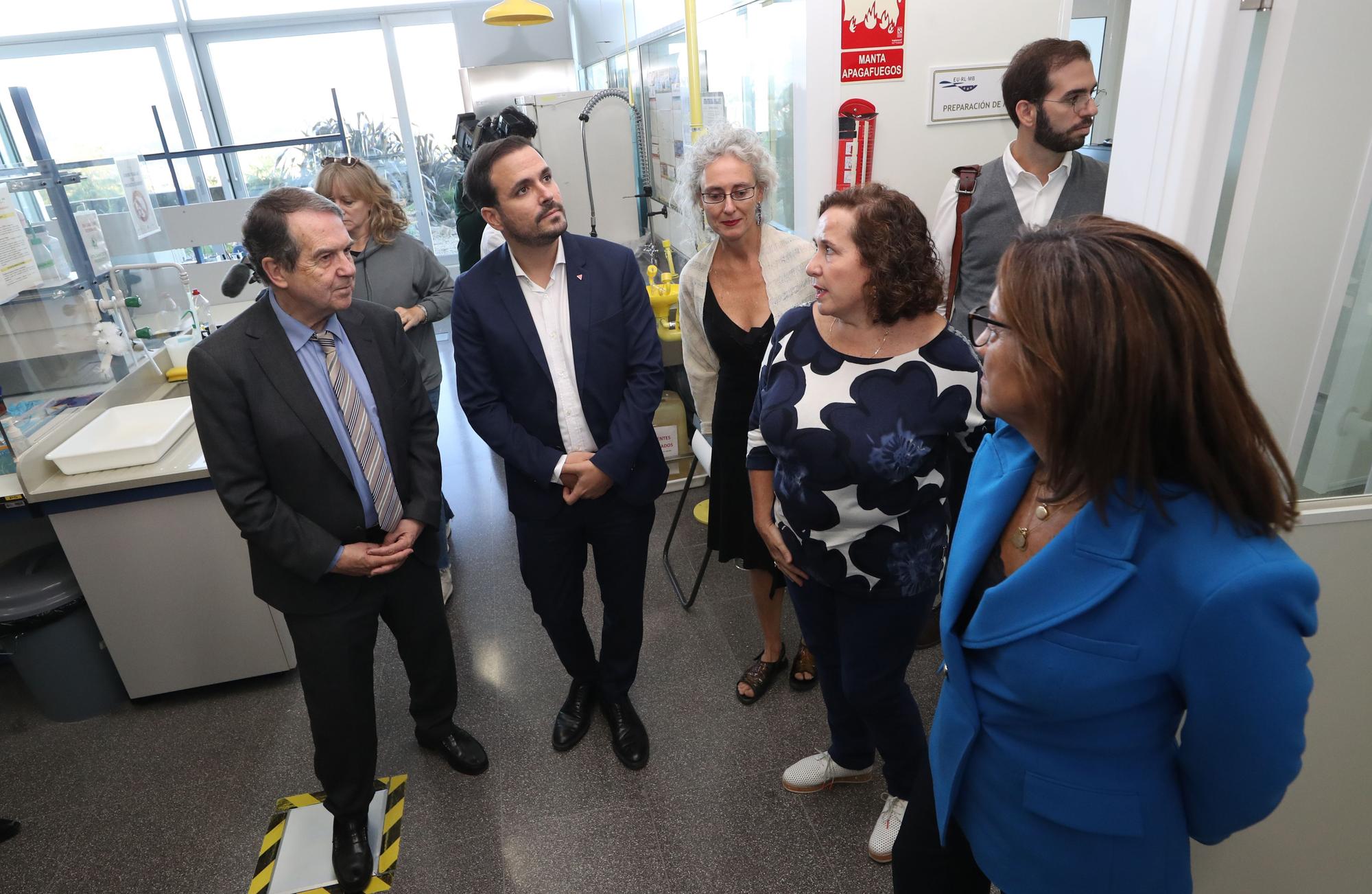 El ministro Alberto Garzón visita el Laboratorio Nacional de Biotoxinas Marinas de Vigo