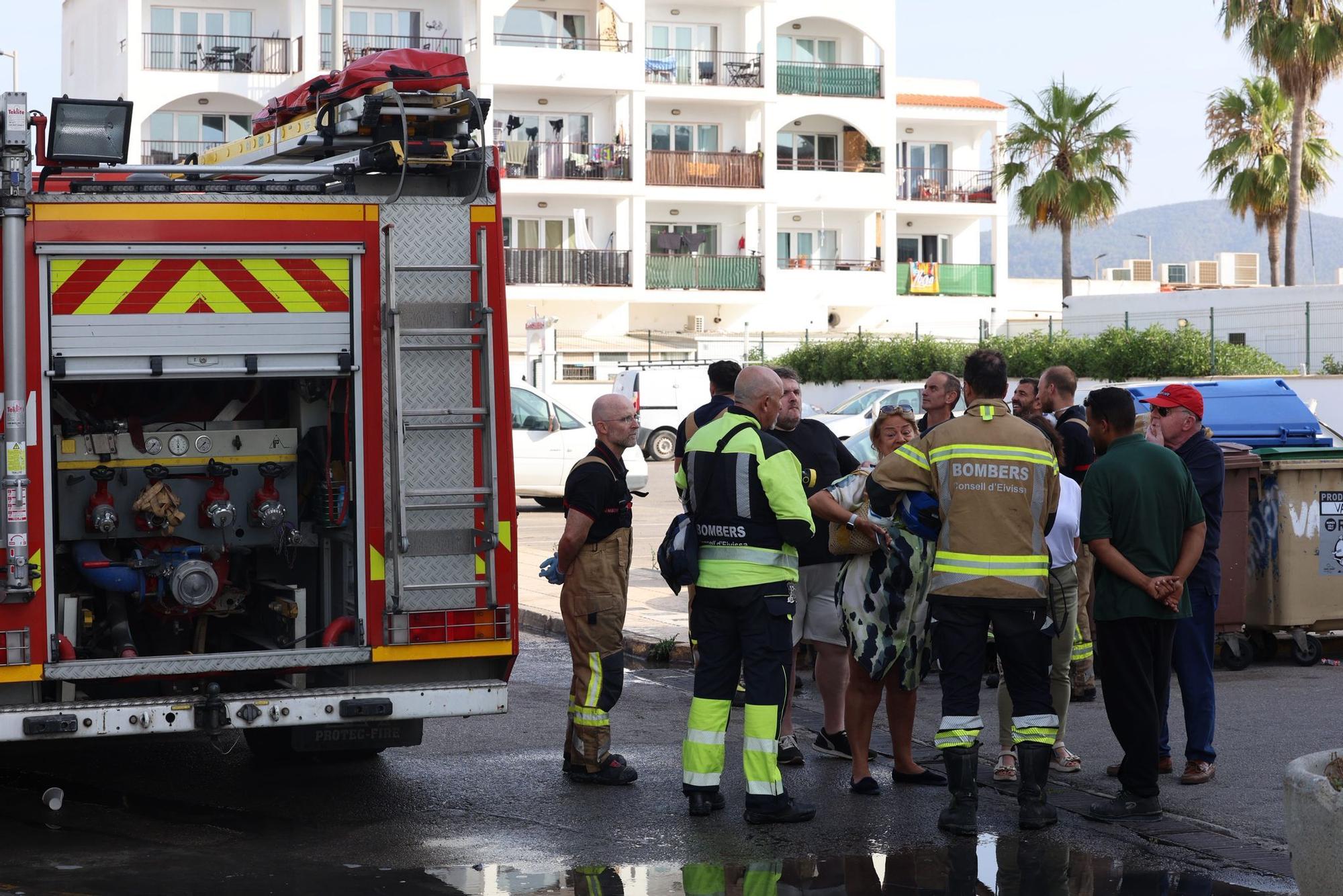 Todas las imágenes del devastador incendio en una zona de ocio de Ibiza