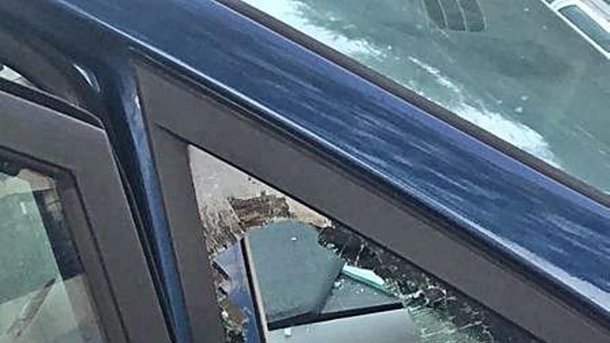 Los daños en uno de los vehículos | LEVANTE-EMV