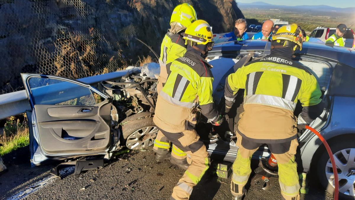 Herido grave un hombre que quedó atrapado en su vehículo, tras una colisión frontal en Plasencia.