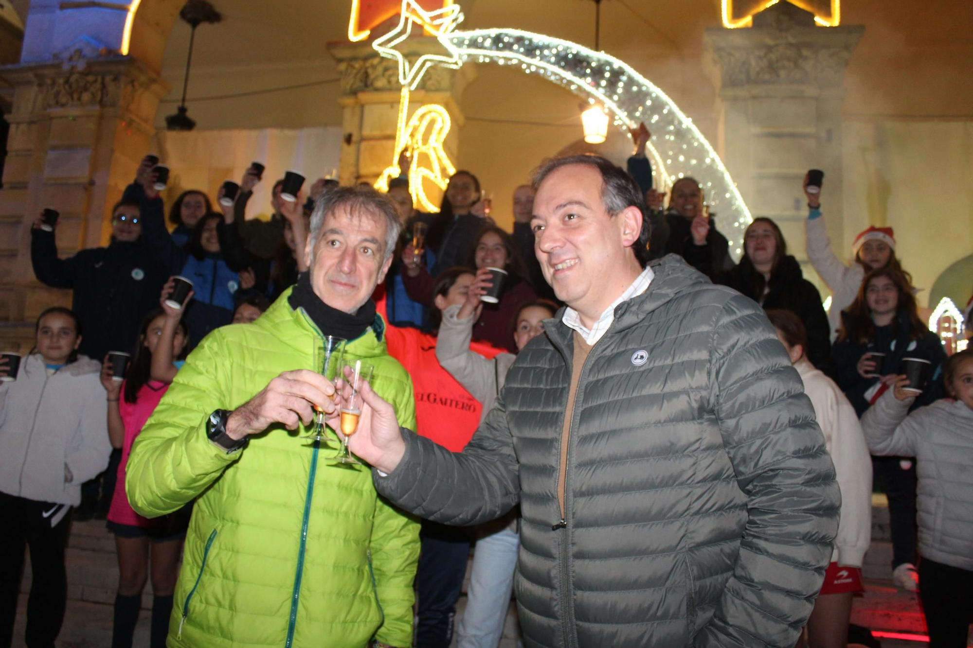 Villaviciosa 'descorcha' la Navidad con un brindis multitudinario