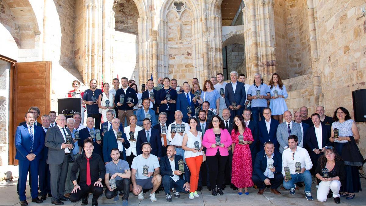 Foto de familia de autoridades y galardonados en los Premios Cincho, en la Fundación Rei Afonso Henriques