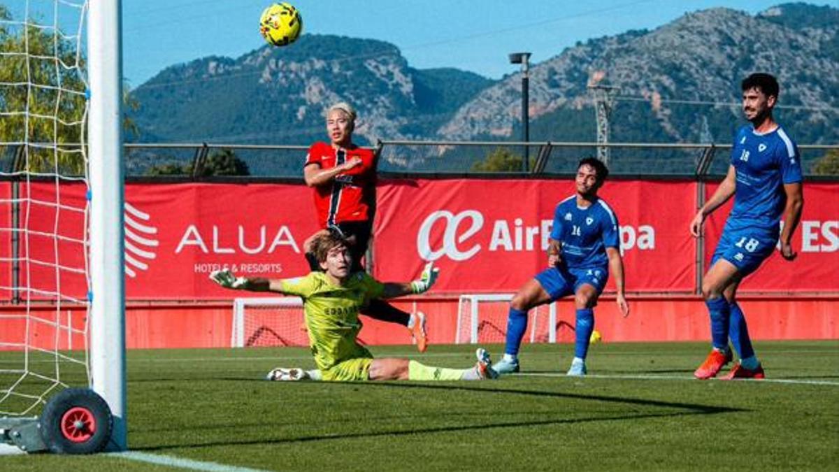 Takuma Asano, durante el partido ante el Andratx disputado en Son Bibiloni.