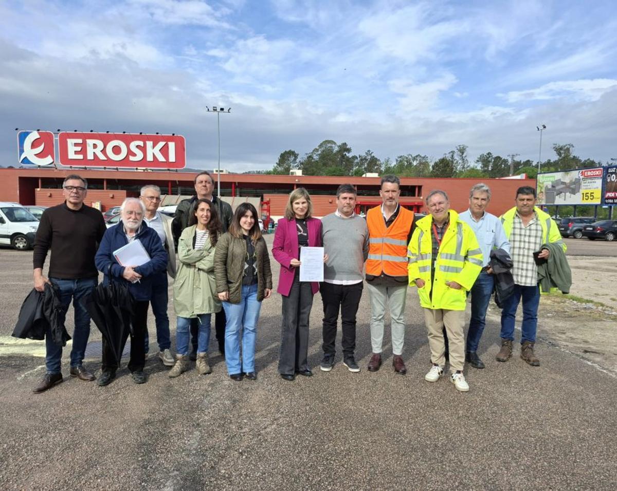 La alcaldesa y la concejala de Urbanismo con los promotores de la obra de urbanización del entorno del Eroski de Ponteareas.