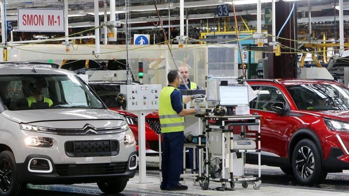 Operarios en la línea de producción de Stellantis Vigo.