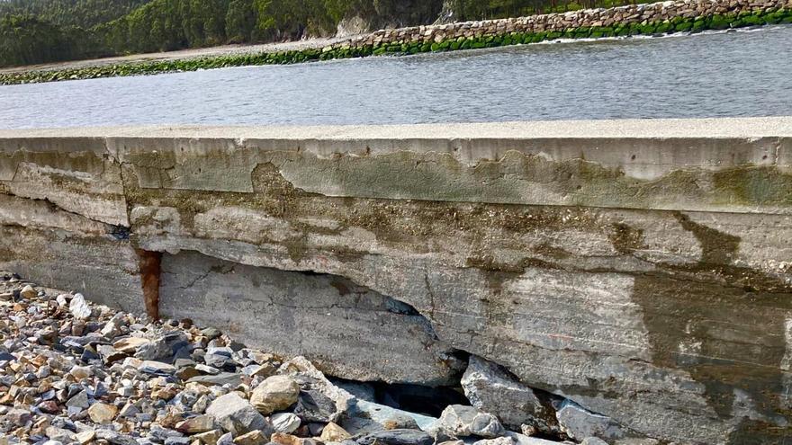 Nace una asociación para reclamar una obra en el espigón de Navia, muy deteriorado desde hace meses