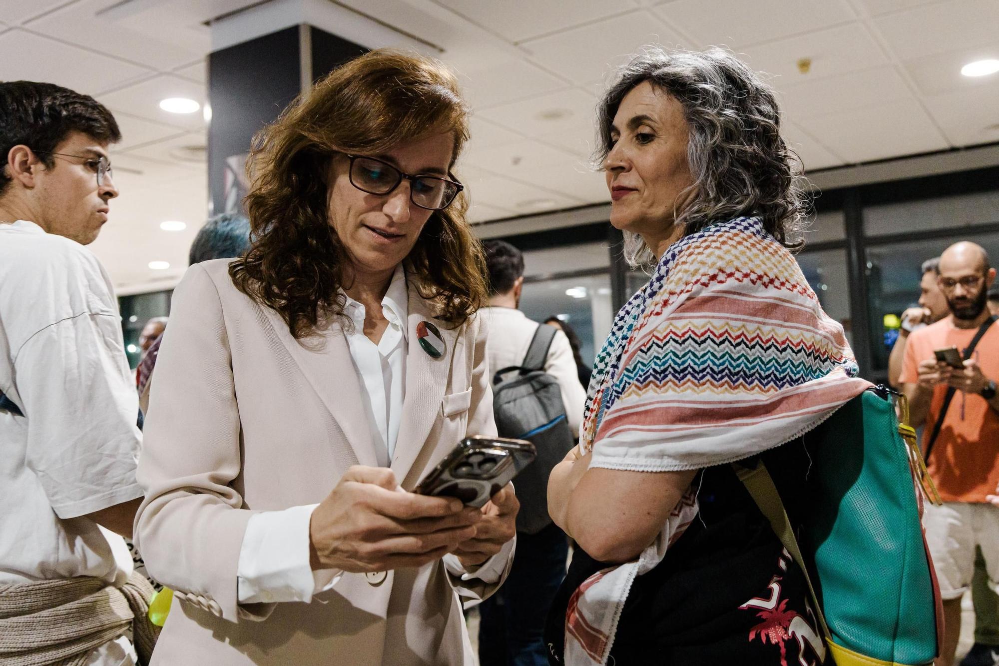 La llegada de Lucía Muñoz y Alejandra Martínez a Barajas en imágenes