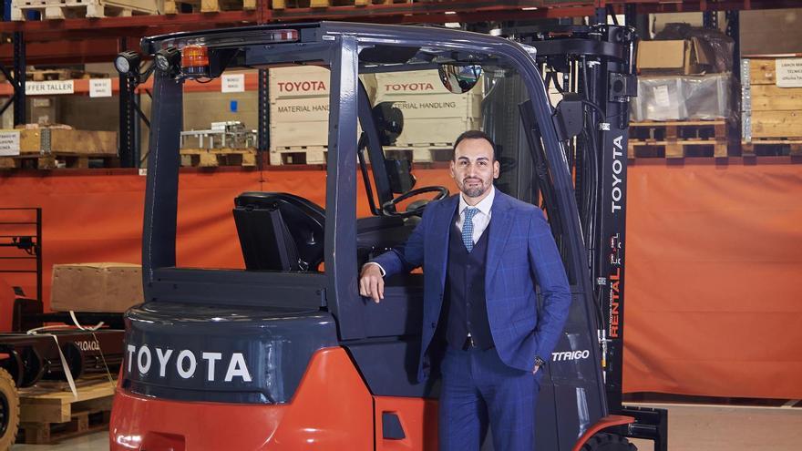 Víctor Domínguez, con una de las carretillas elevadoras que fabrica Toyota Material Hándling, la empresa de la que es el director comercial en España.