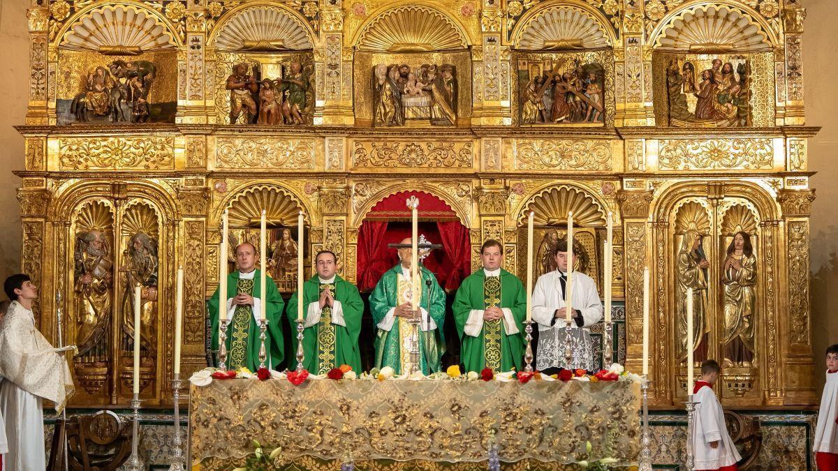 Misa en la que se presentó el retablo de la parroquia de Fuente Obejuna tras la intervención.