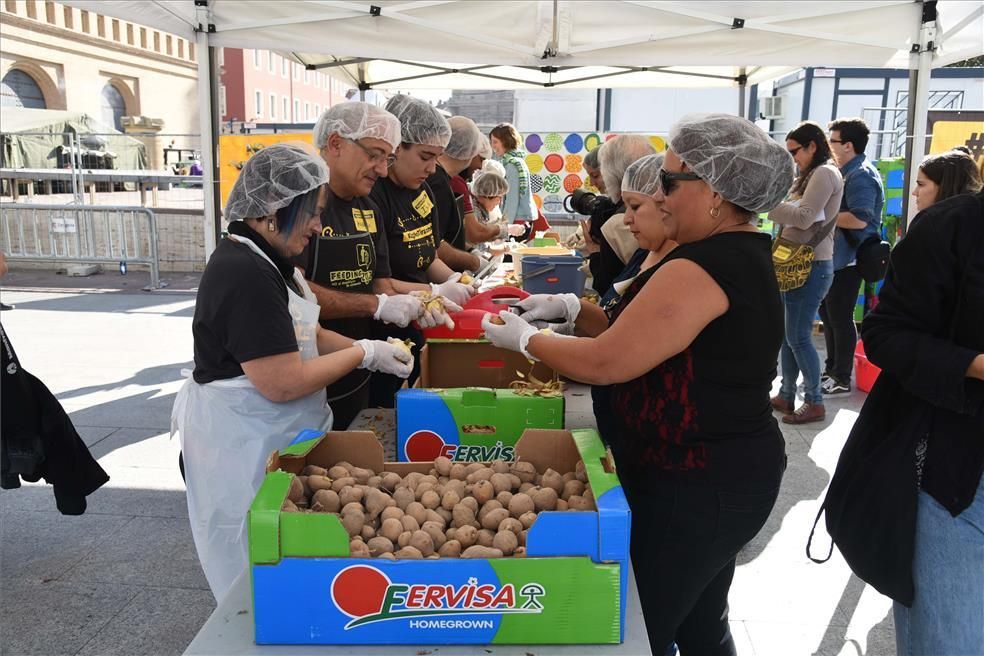 Miles de personas comen en la plaza del Pilar alimentos que iban a desecharse