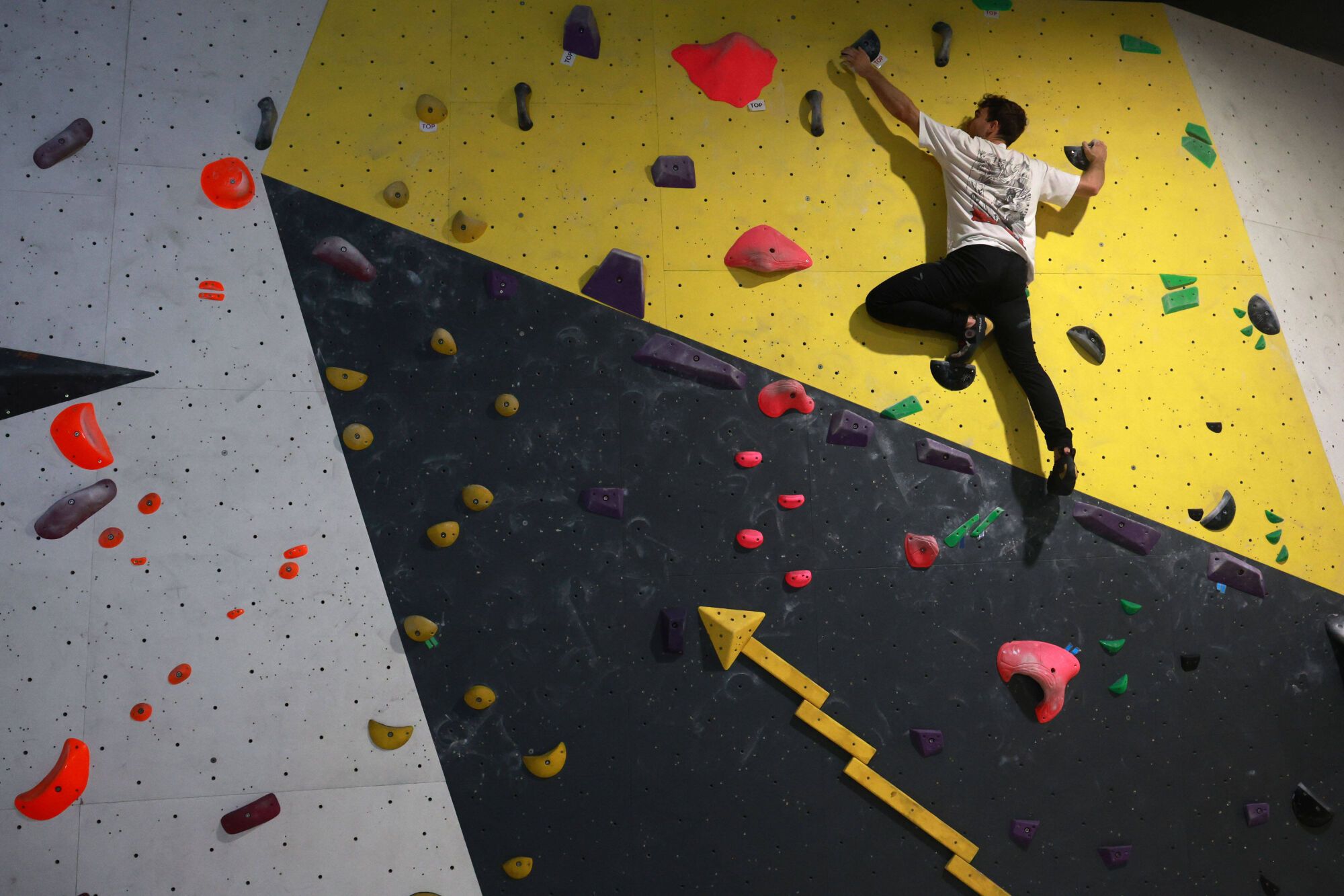 Varios escaladores practican en el rocódromo Mg12, en el polígono del Rebullón, en Mos