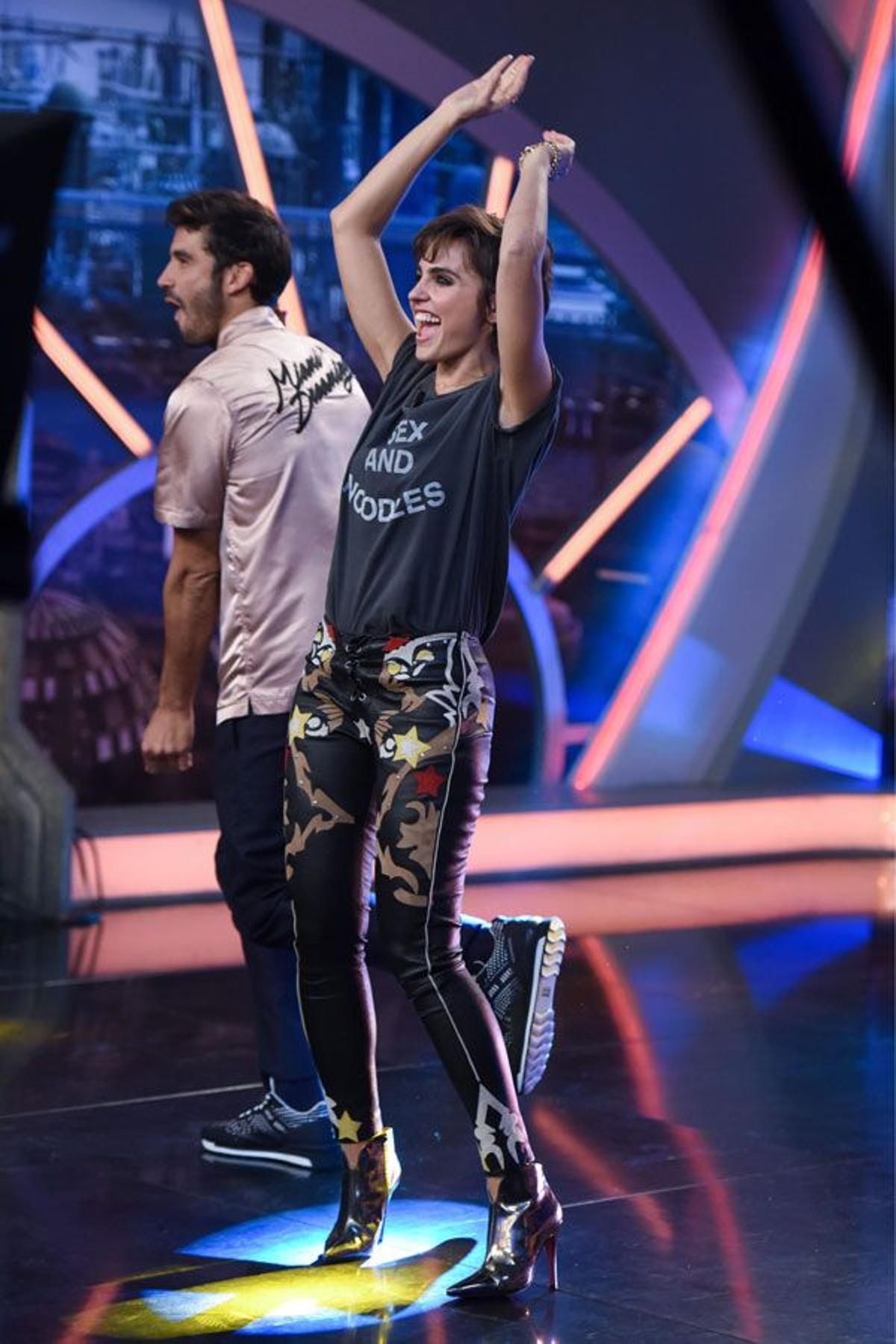 Álex García y Verónica Echegui bailando en 'El Hormiguero'