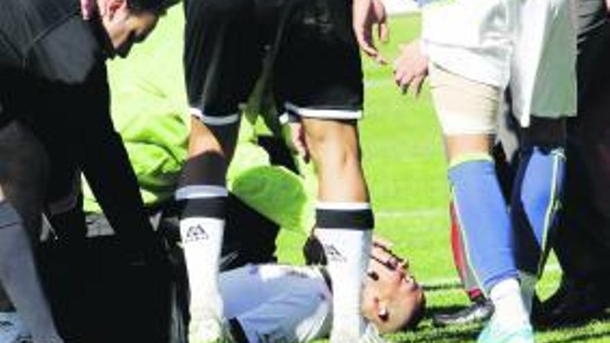 Miguel García, en el suelo, es atendido tras desvanecerse.