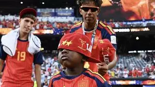 El 'show' de Keyne, hermano de Lamine, durante la celebración de la final: la gorra de policía, bailoteo y la red de la portería