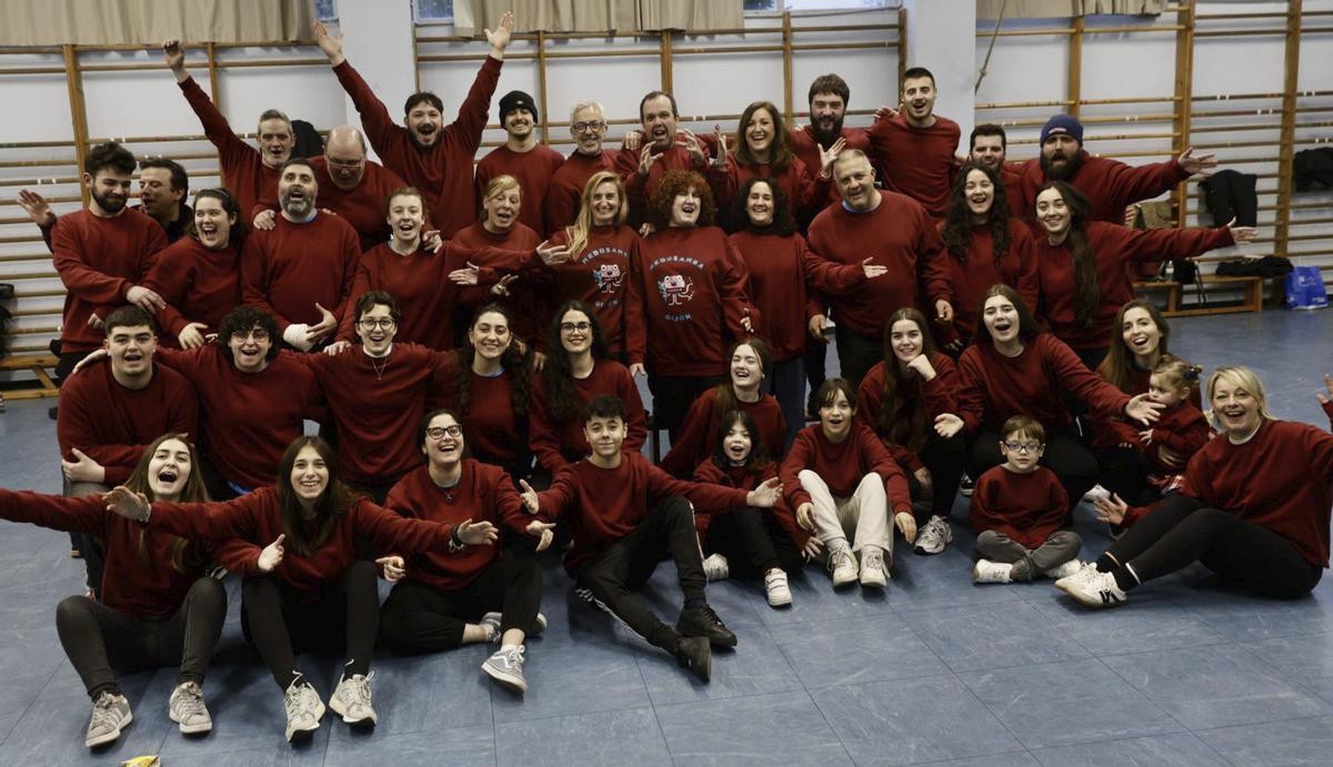 La charanga "Medusamba", en uno de sus ensayos en el colegio Río Piles. | MARCOS LEÓN