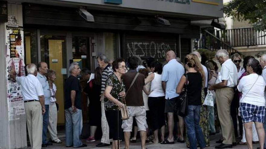 Grecia reabre sus bancos aunque mantiene el control de capitales