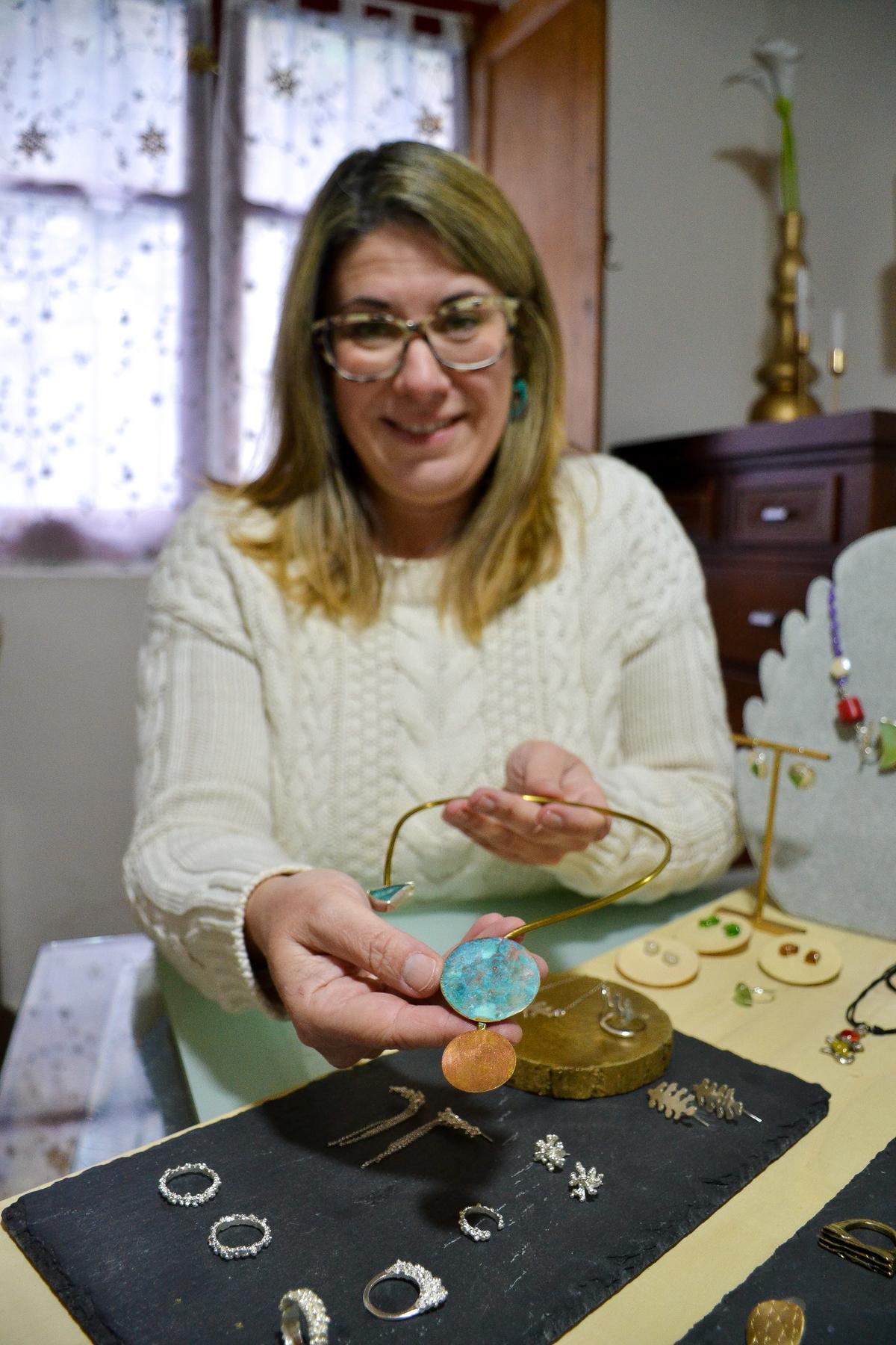 Cristina Fernández, que firma su trabajo como Lalita Estudio, muestra uno de sus trabajos.