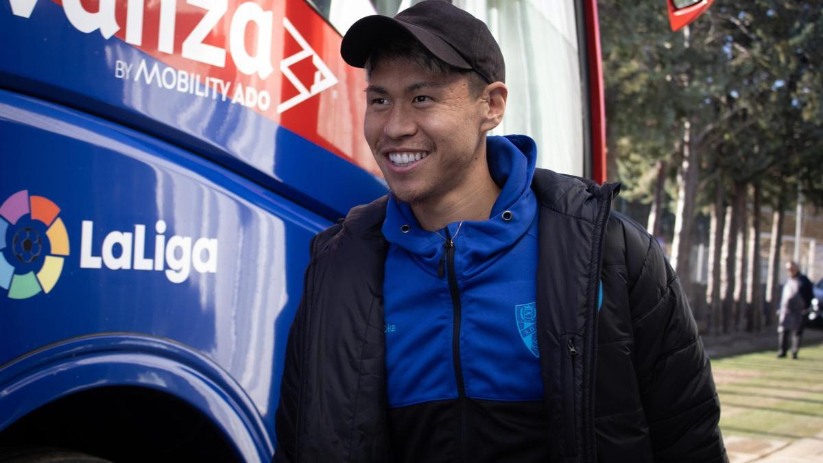 Kento, antes de subir al autobús del Huesca con destino a Andorra.