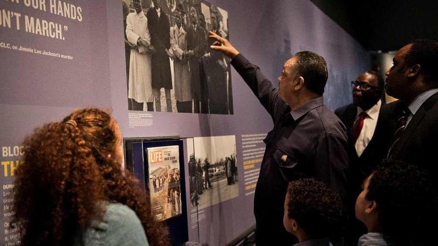 Una exposición sobre derechos civiles con imágenes de Martin Luther King.