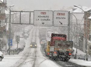 Imatge de l’antiga N-6 a l’alçada de la localitat segoviana de San Rafael, durant la nevada caiguda aquest dimecres, que ha quedat reoberta al trànsit a última hora del matí després d’haver estat tallada durant dues hores.