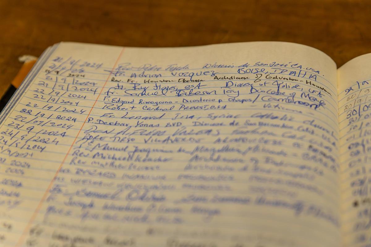 Libro de visitas con la firma del cardenal Prevost. Libro de visitas con la firma del cardenal Prevost.