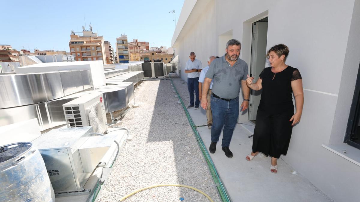 Visita de la consellera Raquel Tamarit y el alcalde José Manuel Penalva a la zona más elevada del teatro-escuela Chapí