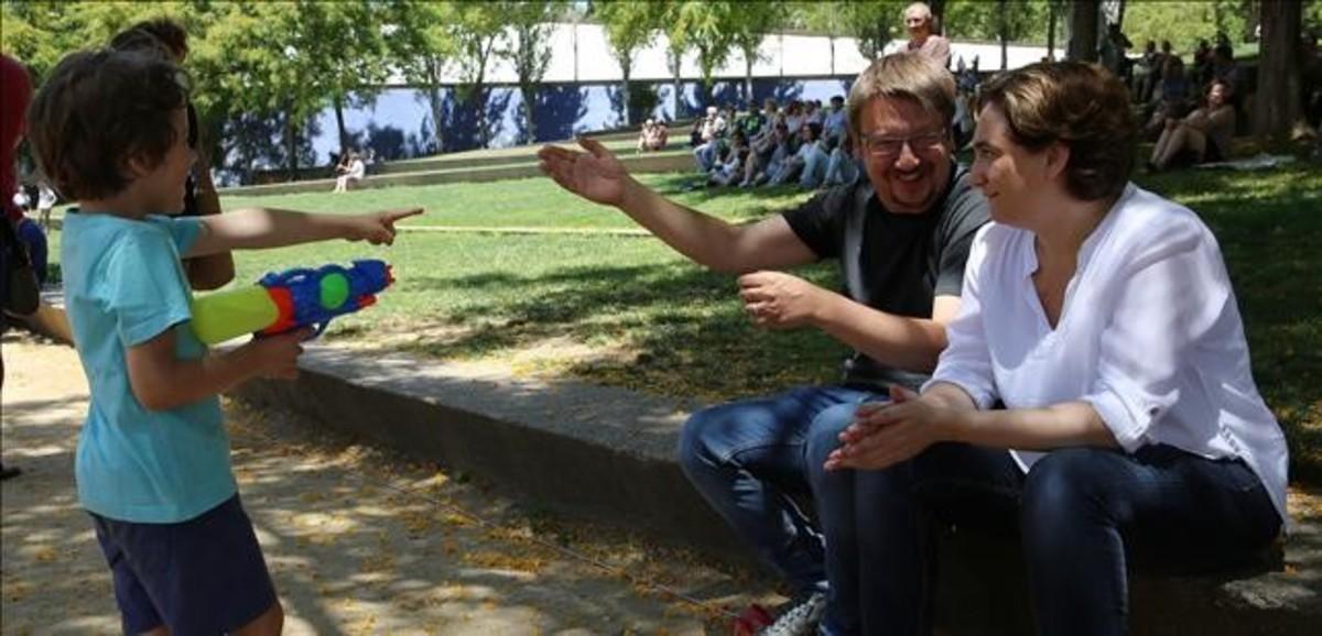 Xavier Domènech y Ada Colau, en un acto de En Comú Podem en Nou Barris.