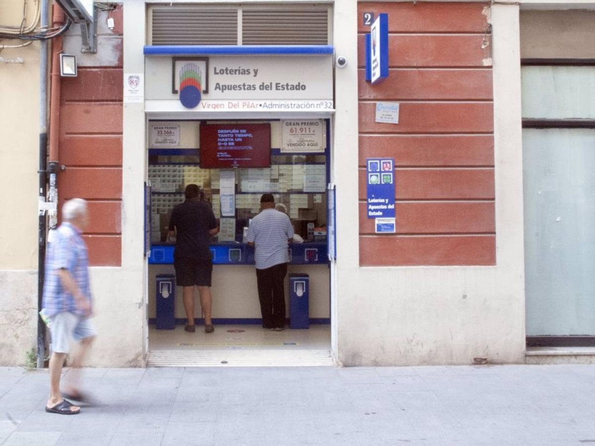 Los españoles suelen comprar más de un décimo e incluso participaciones junto a familiares, amigos y compañeros del trabajo.