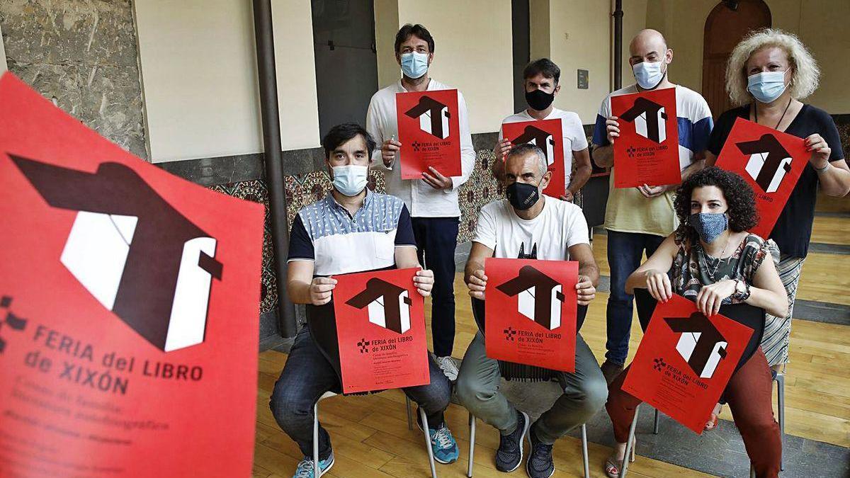 De pie, por la izquierda, Alberto Ferrao, Jaime Priede, Miguel Barrero y Ana Roza. Sentados, por la izquierda, Daniel Álvarez, Rafael Gutiérrez y Laura Pascua, en la presentación de la Feria en el Antiguo Instituto.