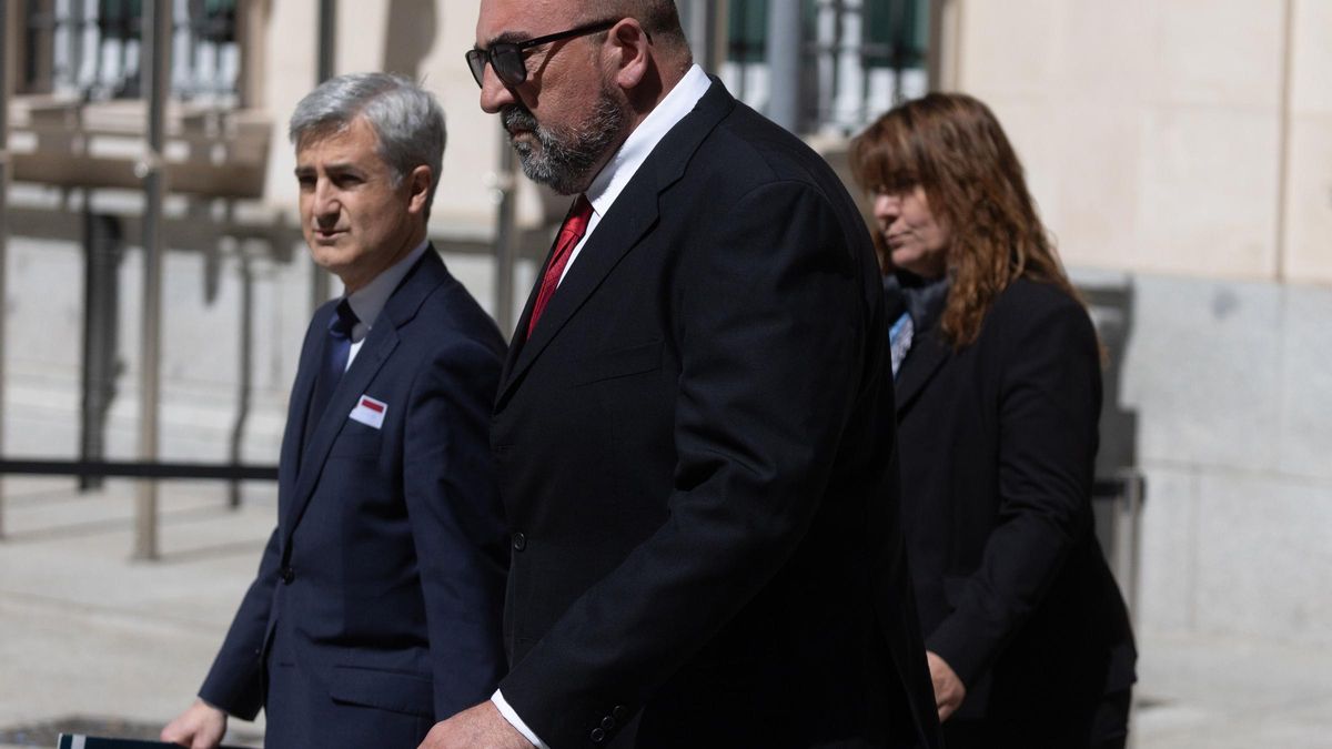 Archivo - El exasesor del exministro José Luis Ábalos, Koldo García, a su salida del Senado, a 22 de abril de 2024, en Madrid (España).