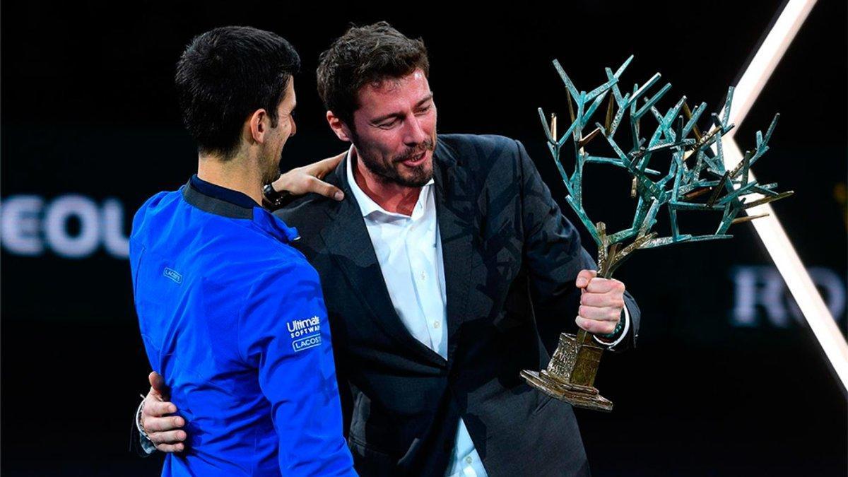 Safin entregando un trofeo a Djokovic