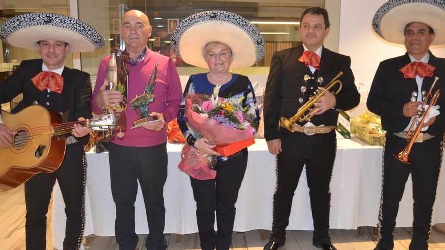 Entre los mariachis, Graciano Corte y Elena Sánchez al recibir su homenaje.